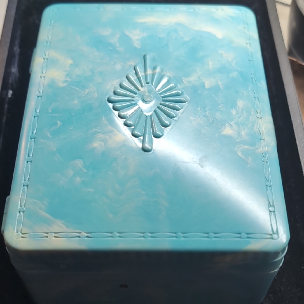 7 1/4  X 5 1/2 X 3" Hommer MFG CO. 50's, 60's hard plastic jewelry box